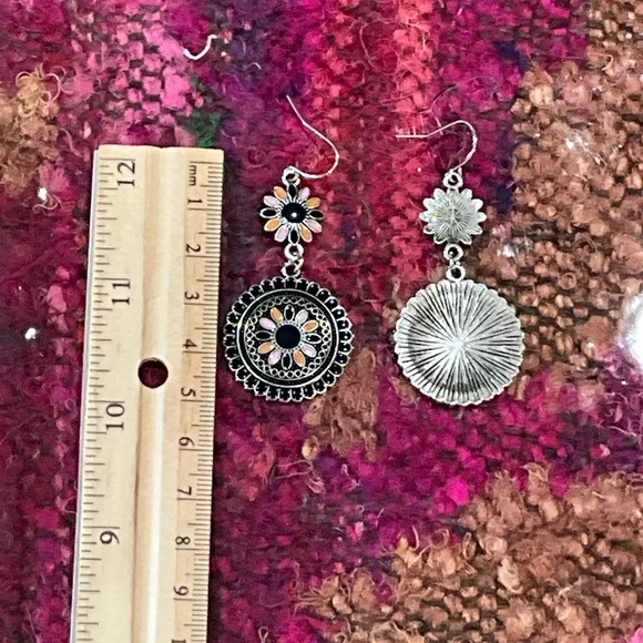 Elegant Floral Dangle Earrings - Picture 8 of 9